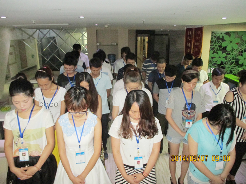 新思路裝飾員工集體默哀：悼念雲南地震遇難同